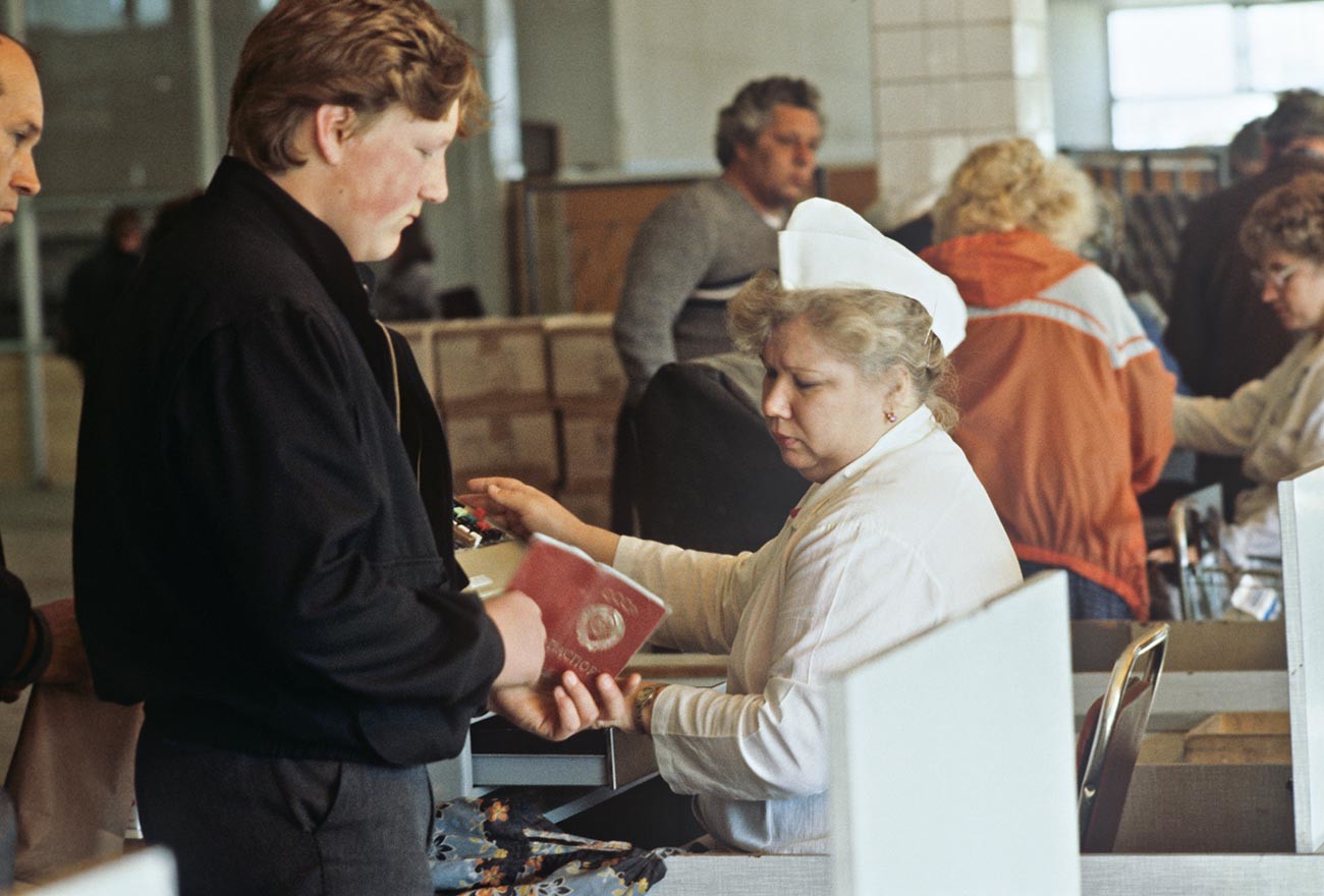 Während des Lebensmittelmangels in den 1980er Jahren in Moskau wurden Produkte nur an Personen verkauft, die eine Moskauer Propiska vorlegen konnten.