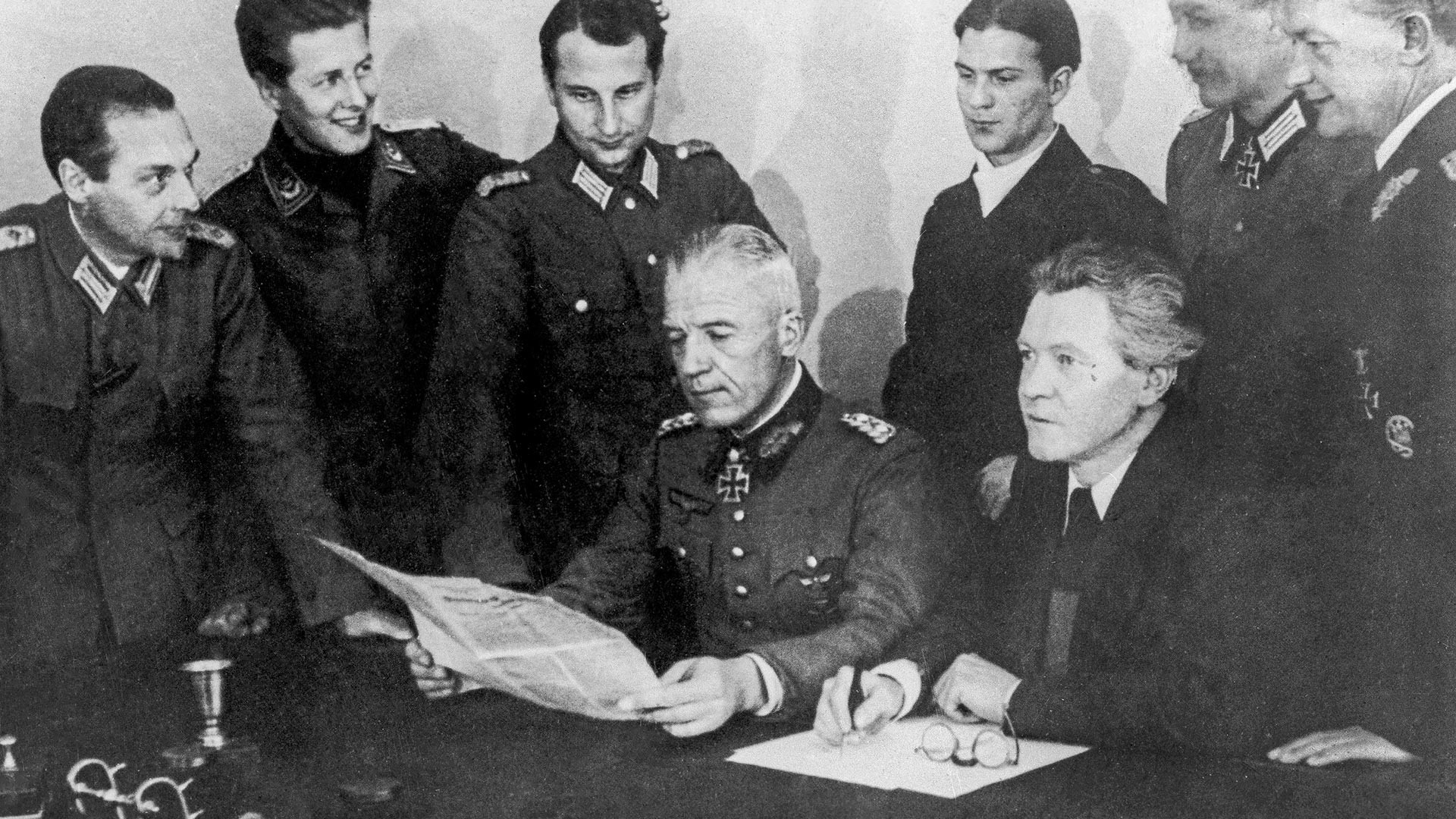 Председатель национального комитета «Свободная Германия» писатель Эрих Вайнерт (на первом плане справа) и генерал фон Зейдлиц во время заседания комитета.