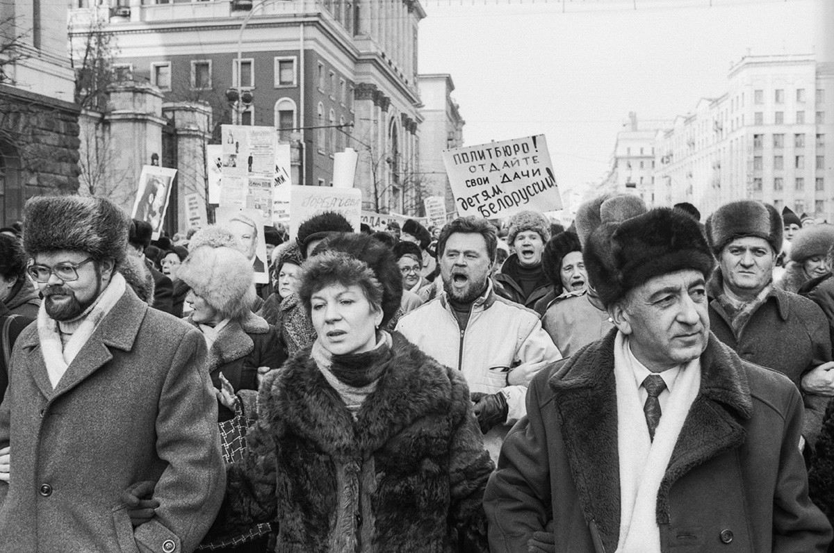 Tisuće sovjetskih građana okupile su se blizu Kremlja. Moskva, nedelja 4. veljače 1990.
