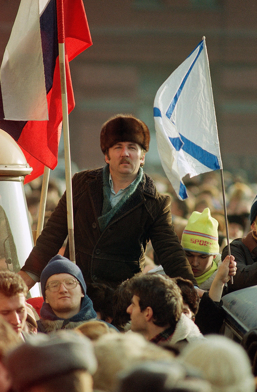 Sudionik masovnih demonstracija za demokraciju pokušava čuti što kažu govornici. Moskva, 4. veljače 1990. 