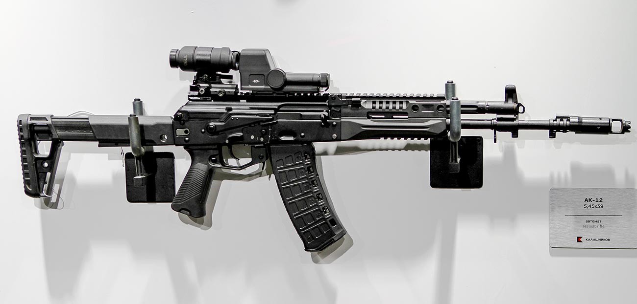 5.45×39 мм камерен AK-12 с преработен полимерен материал, пистолетна ръкохватка и спусков предпазител. 