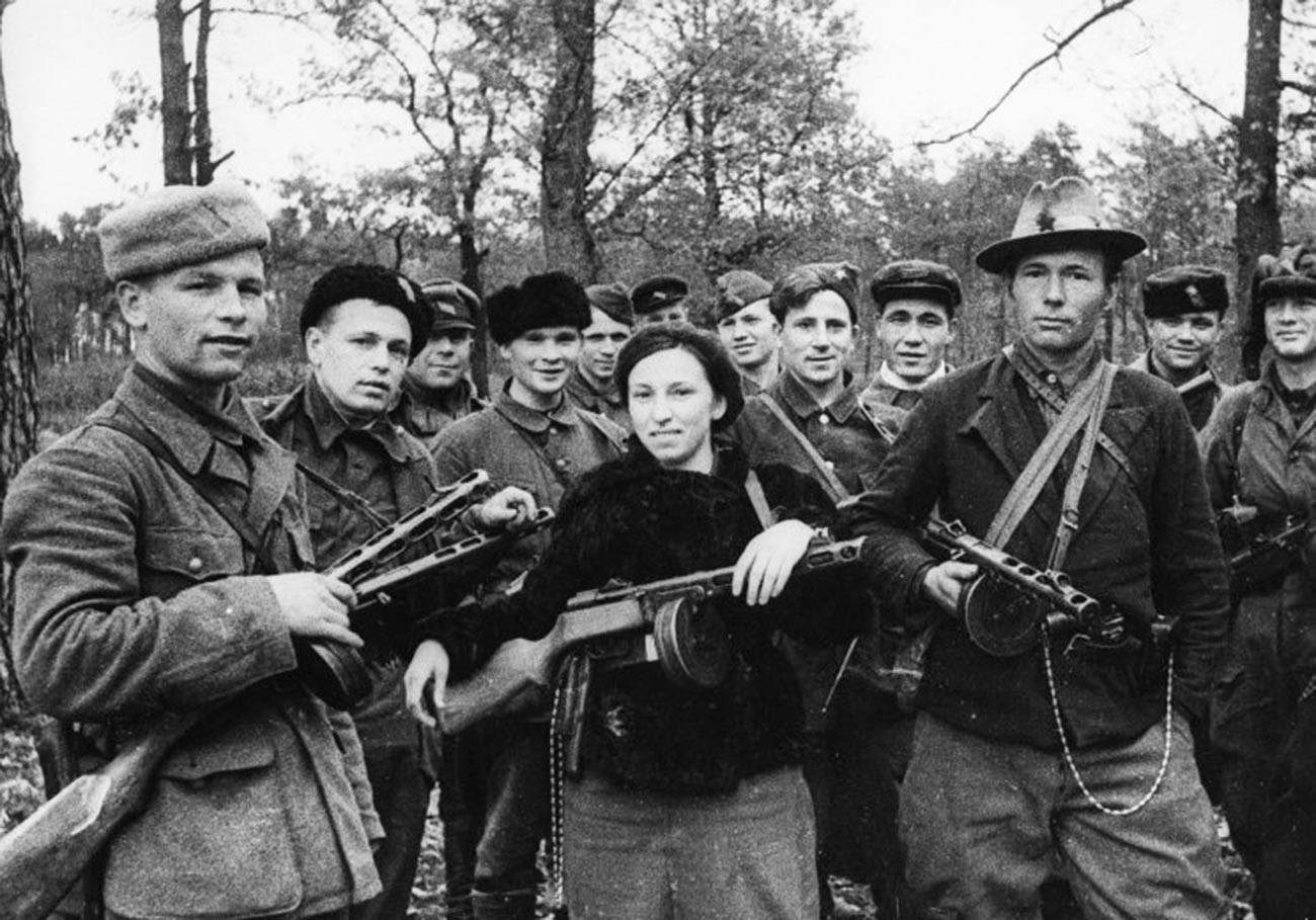 Група белоруски партизани-комсомолци.