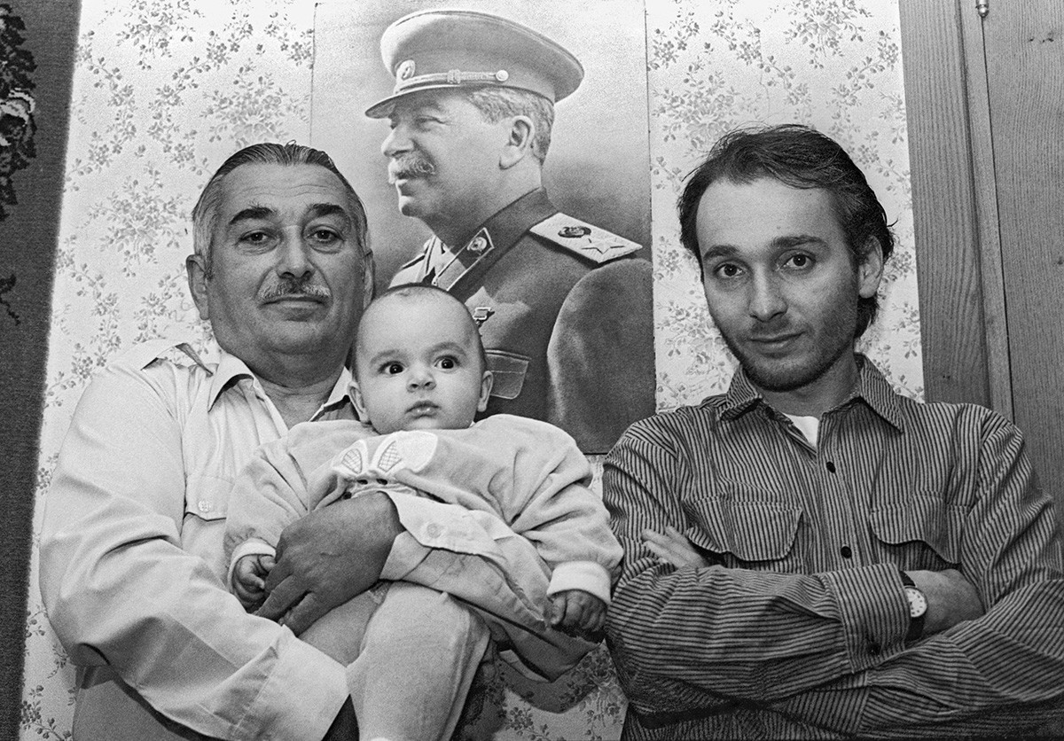 Evgueni en 1995 à Tbilissi (Géorgie) avec son fils Vissarion et son petit-fils Joseph