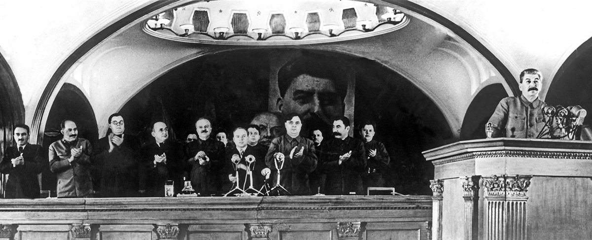 Подготовка к празднованию 7 ноября 1941 года. Выступление И. Сталина с докладом , посвященным 24-ой годовщине ВОСР на торжественном заседании Моссовета.