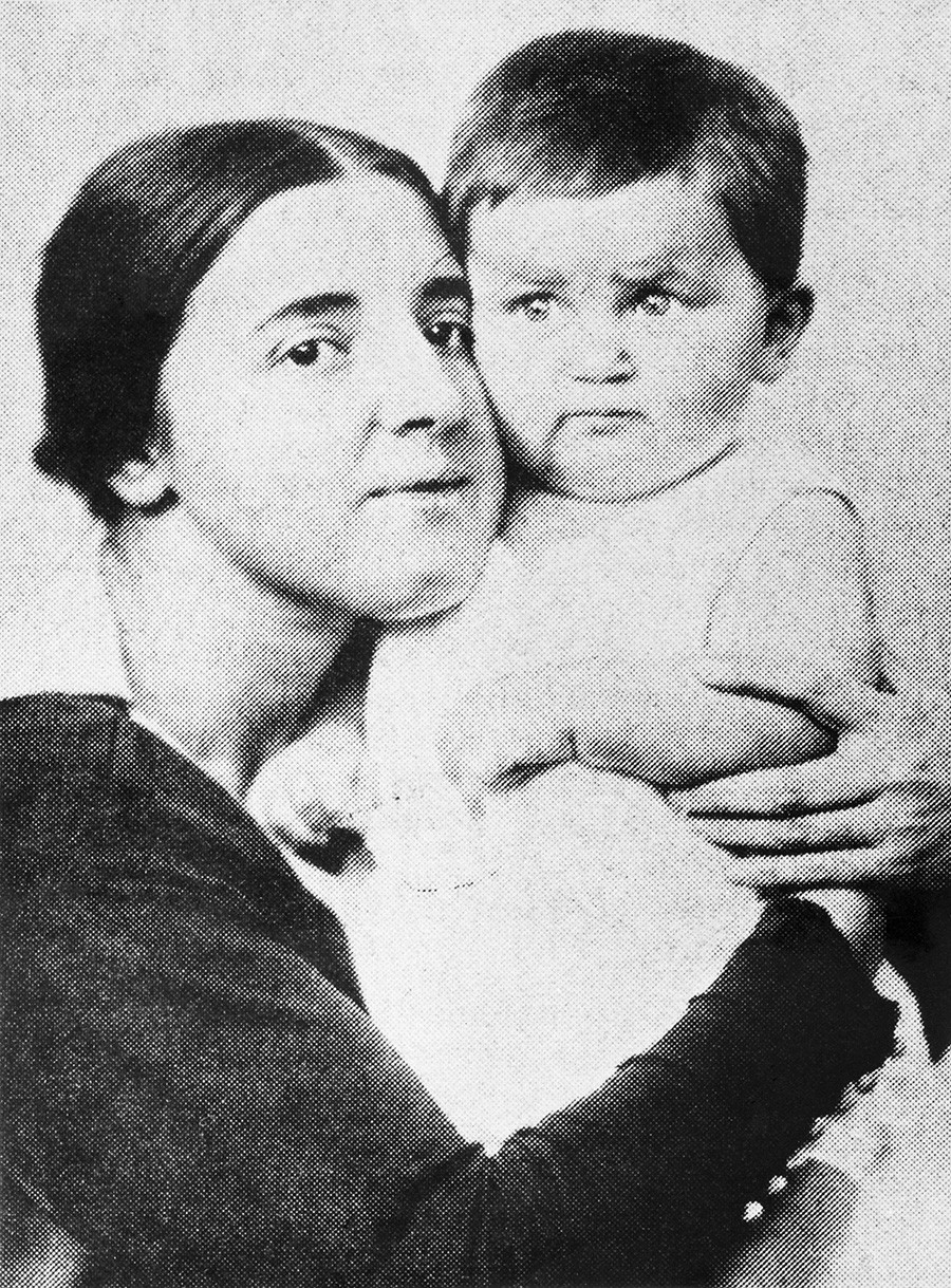 Istri kedua Stalin Nadezhda Alliluyeva dan putra mereka Vasily Stalin, 1922.