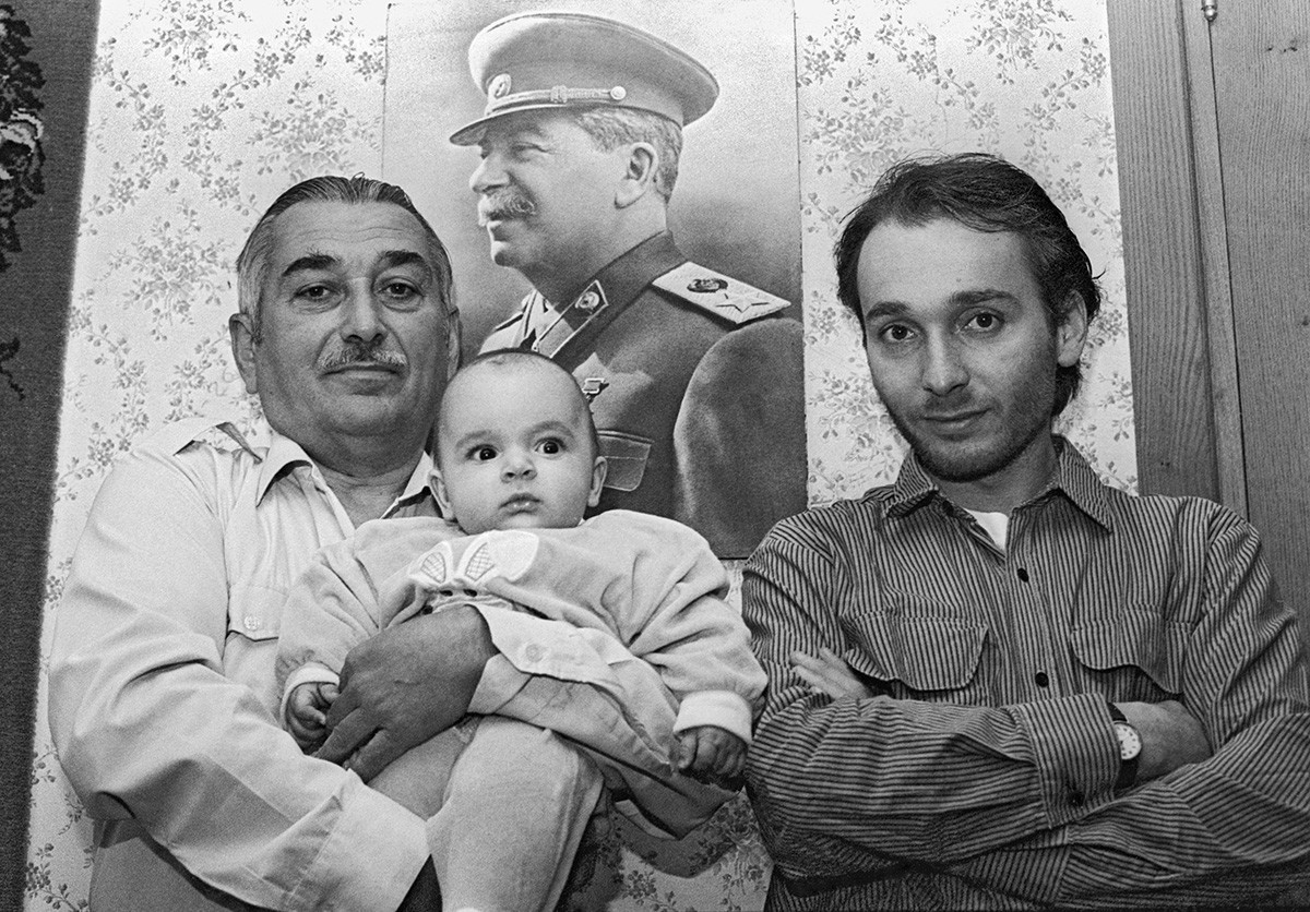 Neto de Stálin, Evguêni Djugachvili, com seu filho Vissarion e o neto Ióssif, na Geórgia, 1995
