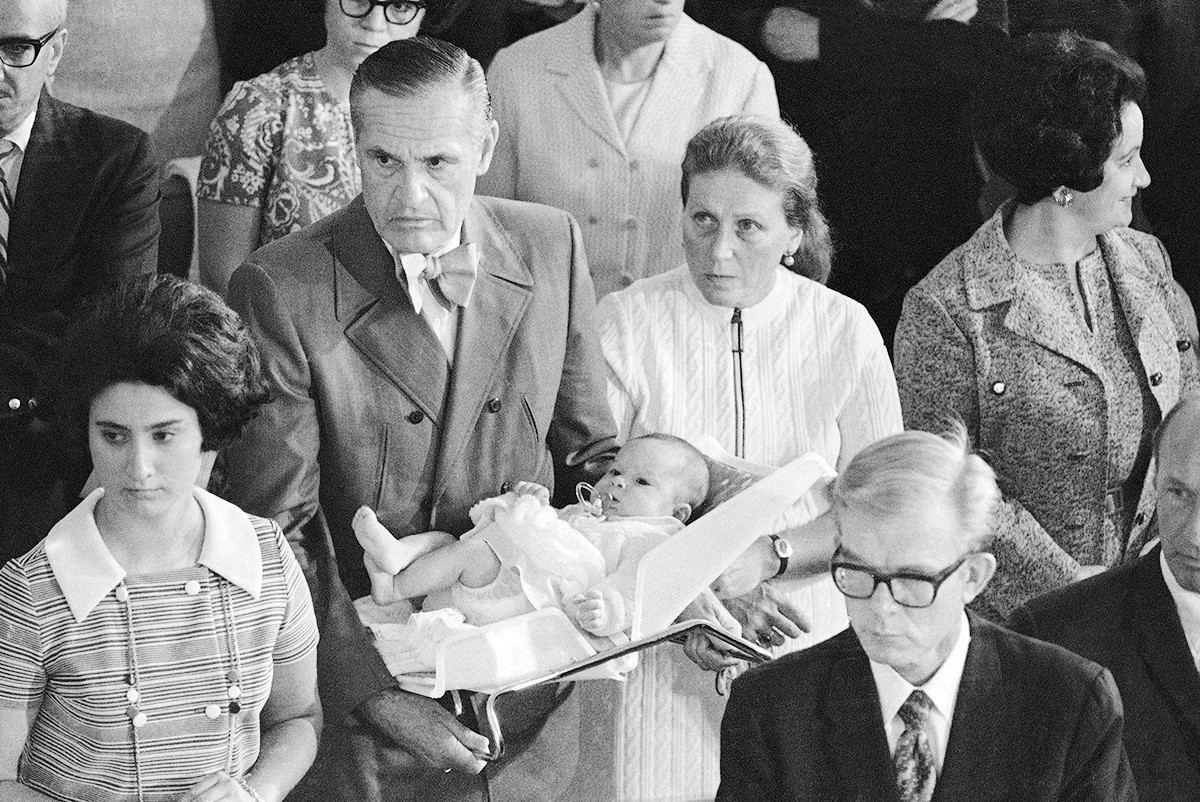 Filha de Stalin, Svetlana (centro), e seu marido, William Wesley Peters, com sua filha de quatro meses, Olga, 1971
