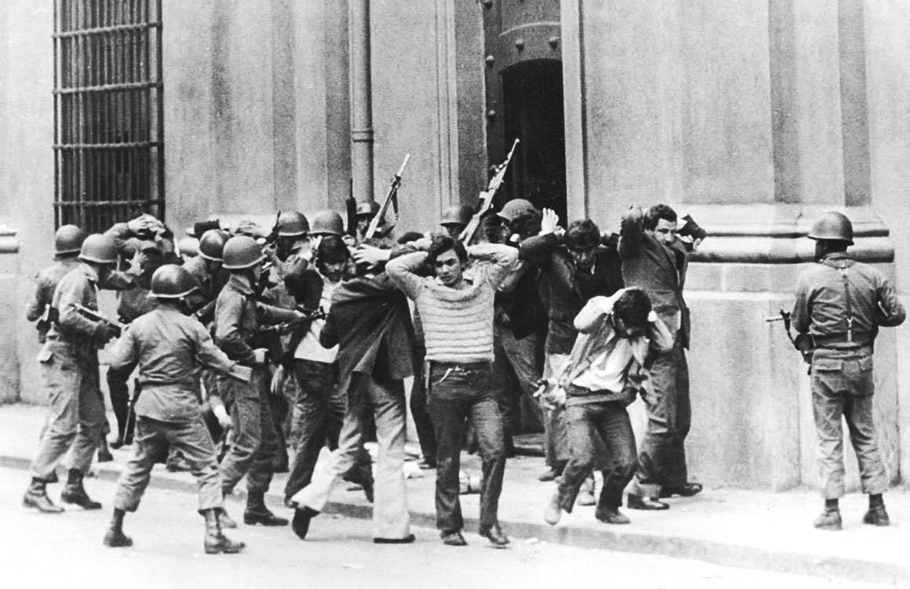 Ayudantes del presidente socialista Salvador Allende siendo arrestados por soldados fuera del palacio presidencial de La Moneda, durante el golpe de estado en Santiago, el 11 de septiembre de 1973.