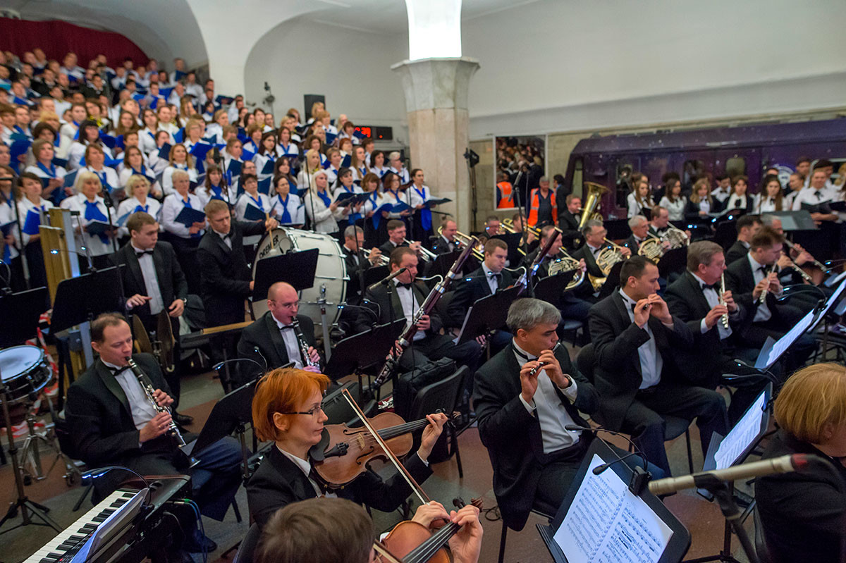 Il coro e l'orchestra che hanno eseguito l'opera “Cavalleria rusticana” di Pietro Mascagni nella stazione Kropotkinskaya