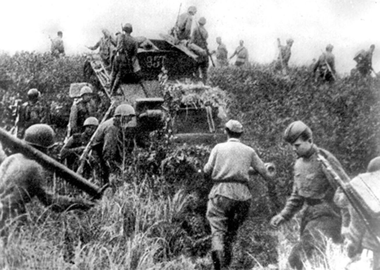 Infanteri Soviet melintasi perbatasan Manchuria pada 9 Agustus 1945.