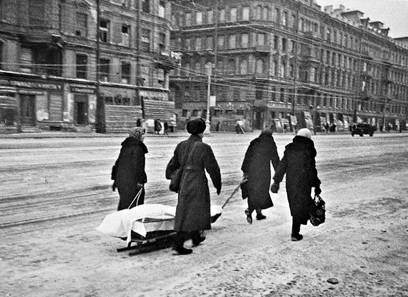 Посмртна поворка во Ленинград под опсада. Невска авенија.
