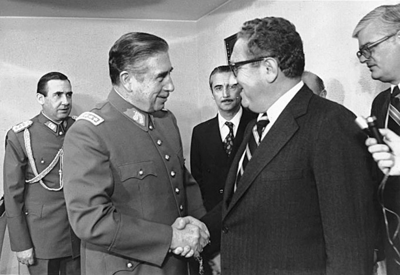 Menteri Luar Negeri AS Henry Kissinger (kanan) bertemu Pinochet pada 1976.