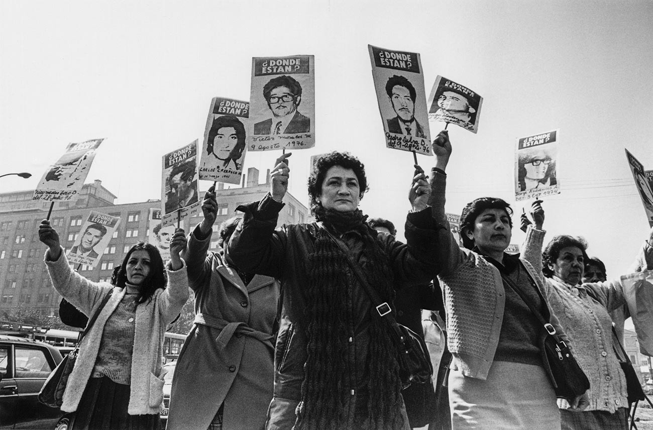 Para perempuan dari Asosiasi Keluarga Orang yang Hilang berdemonstrasi di depan Istana La Moneda, Chili, selama rezim militer Pinochet.