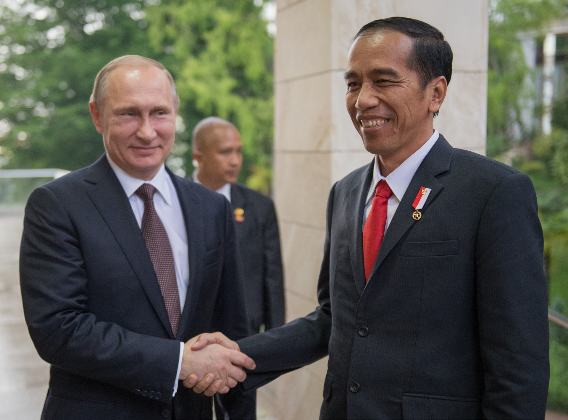 Presiden Rusia Vladimir Putin menyambut Presiden Indonesia Joko Widodo di keresidenan Bocharov Ruchei, di Sochi, 18 Mei 2016.
