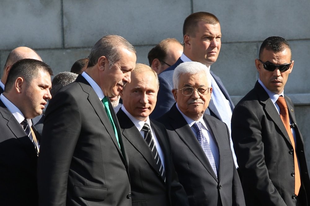 Presiden Rusia Vladimir Putin di antara Presiden Turki Recep Tayyip Erdoğan dan Pemimpin Palestina Mahmoud Abbas selama pembukaan Masjid Agung Moskow, 23 September 2015.