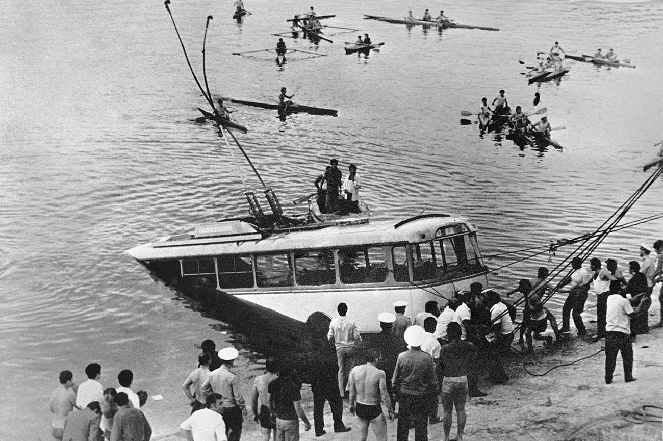 Тролејбус је услед губитка контроле упао у Јереванско вештачко језеро.