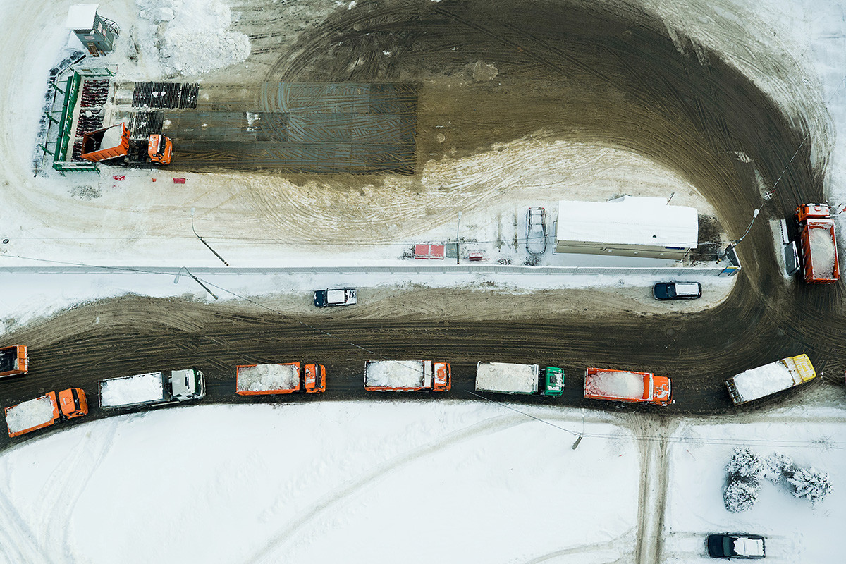 Truk-truk pengangkut salju berbaris memasuki fasilitas pencairan Volokolamsk di Moskow.