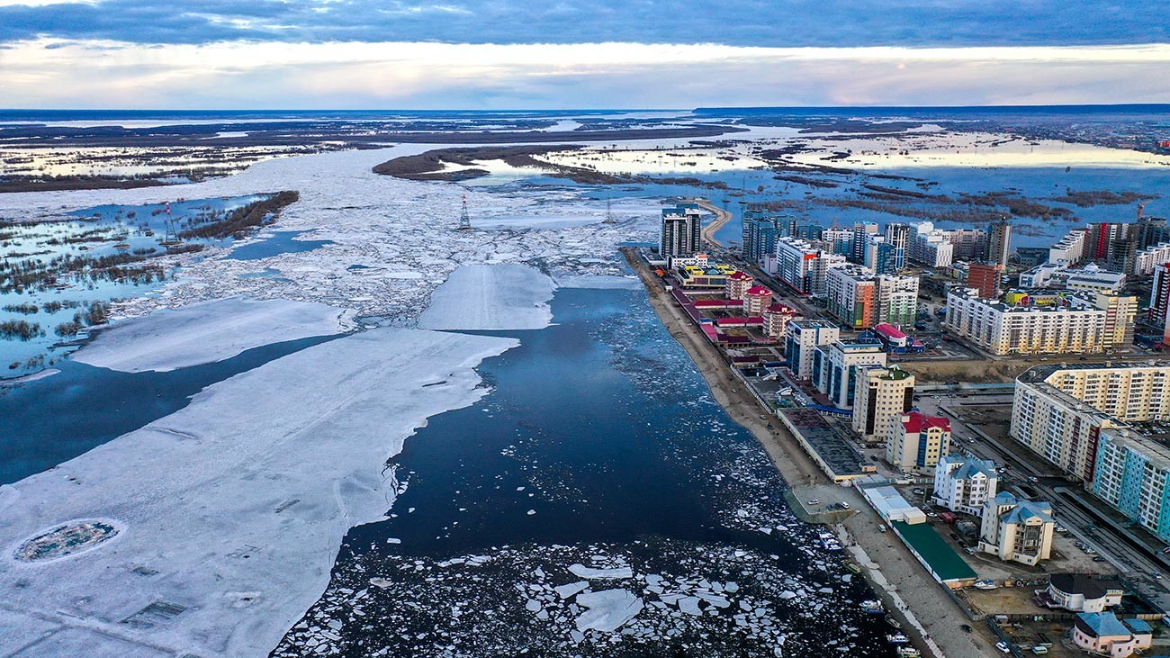 Республика Саха (Якутия). Якутск. Вид на ледоход на реке Лене. Протяженность ледохода составляет около 230 км.