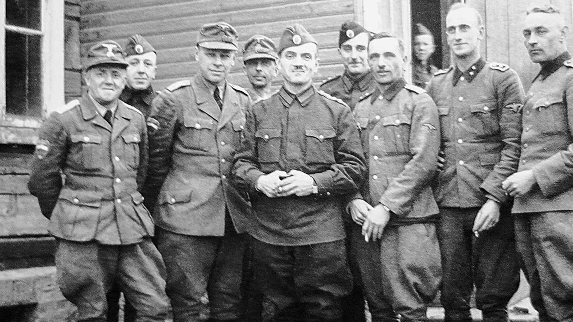 Officiers de la brigade SS Droujina. Constantine Kromiadi, l'un des fondateurs de l'Armée populaire nationale russе, au centre; Vladimir Guil à sa droite