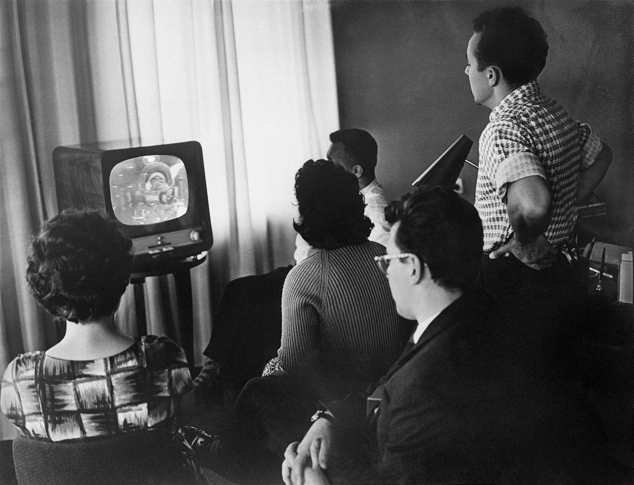 Os raros comerciais de TV foram concebidos como um aspecto visual da propaganda estatal
