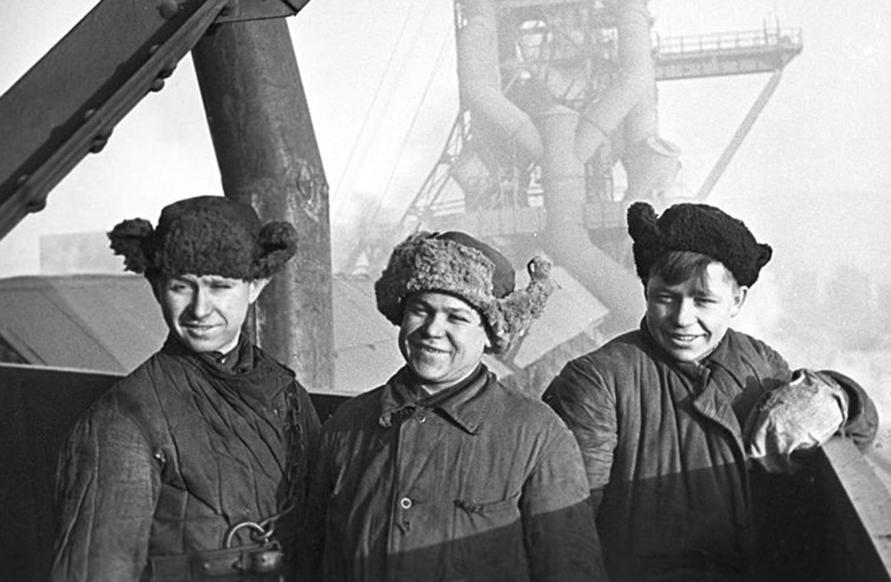 Membres du Komsomol (Organisation de la jeunesse communiste) sur un chantier du Combinat métallurgique de Magnitogorsk en 1943