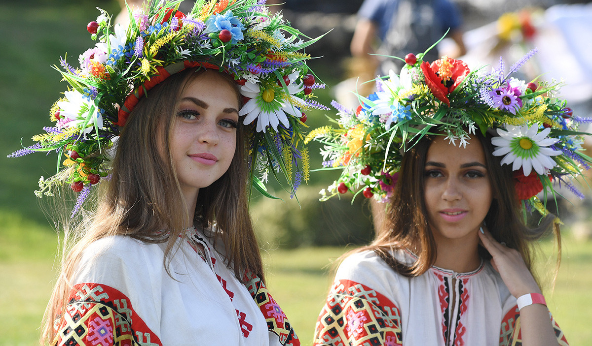 Dekleta med praznikom Ivana Kupale v vasi Kujbiševo v Bahčisarajskem okrožju.