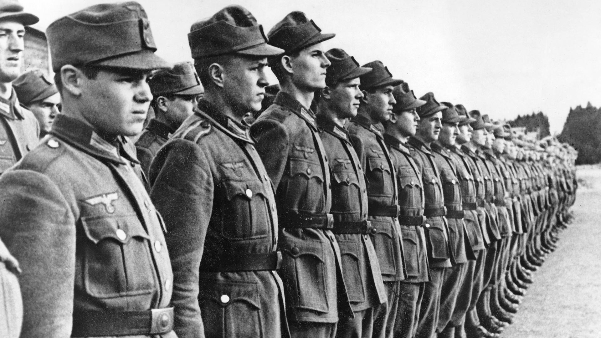 Други светски рат, Хрватска легија 1942. Нацистичка пропаганда приказује Хрватске волонтере који пролазе обуку за пријем у Вермахт. Фотографија је снимљена у јануару 1942. године.