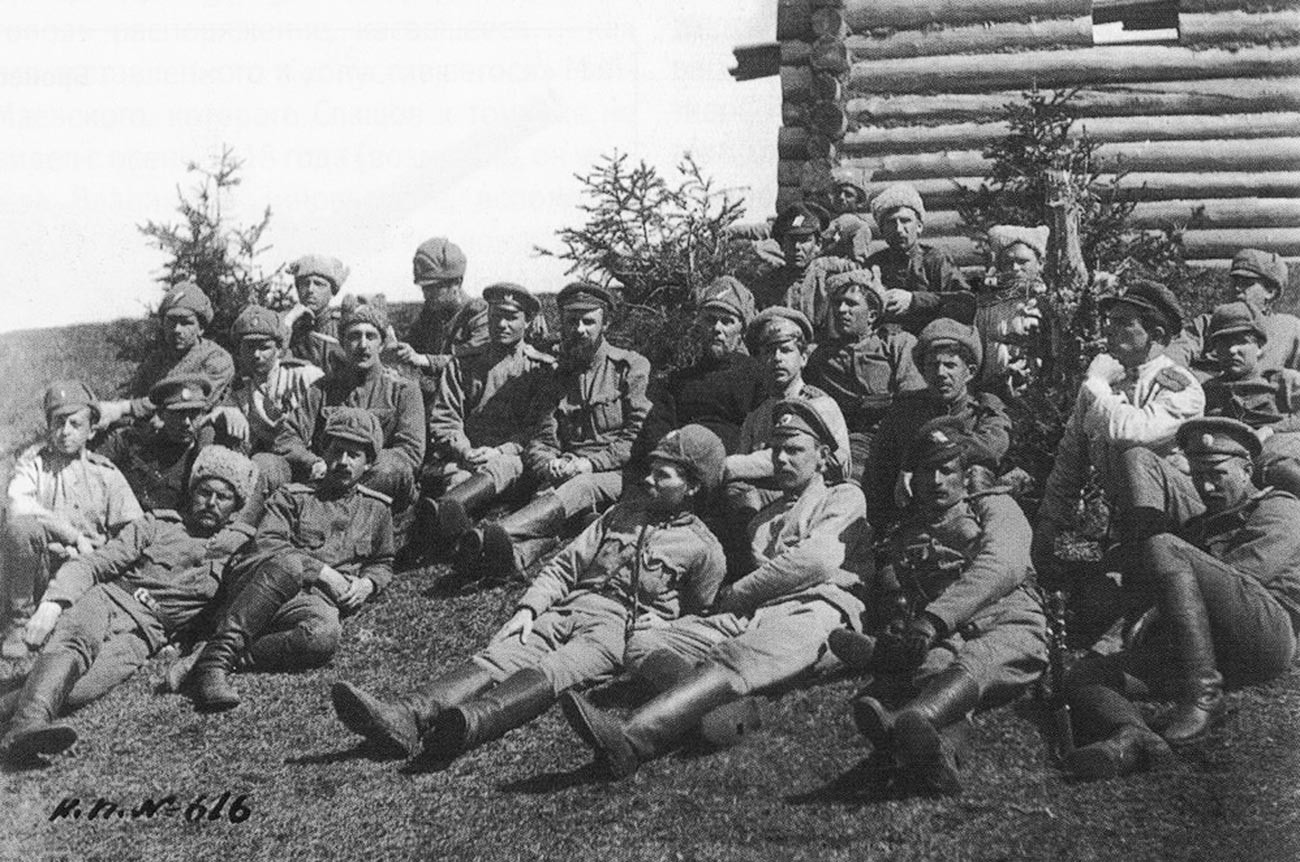 Soldados de Alexánder Kolchak con ushankas y gorras de pico, 1919

