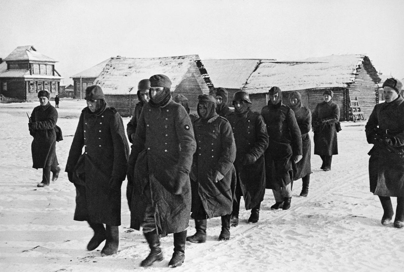 Первые пленные немцы, взятые в день начала наступательных боев под Москвой.