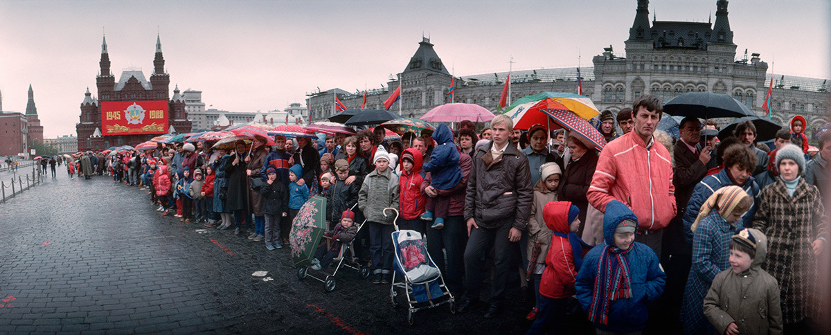 赤の広場で列をなすソ連市民