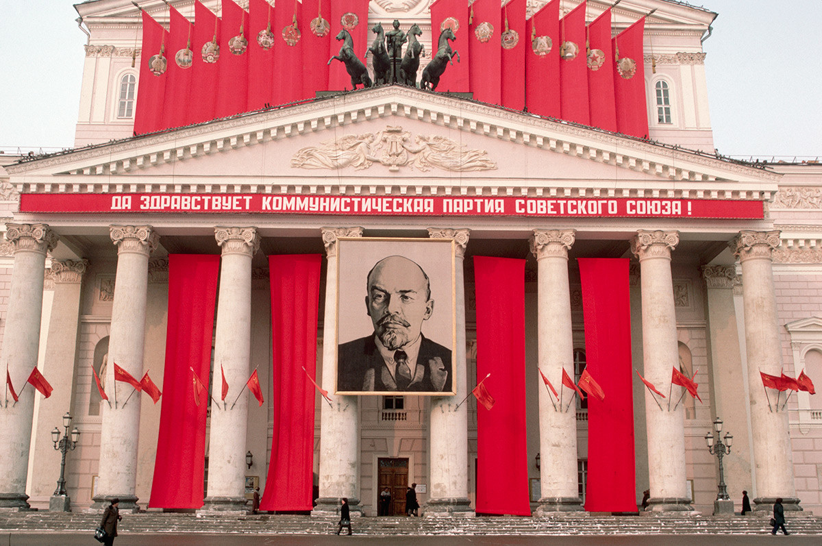 ボリショイ劇場に架けられたレーニンの肖像画
（文章は「ソ連共産党よ、永遠なれ！」）