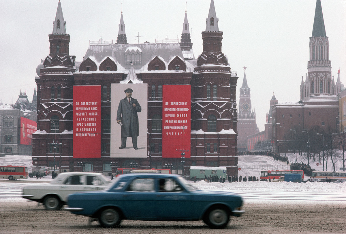国立歴史博物館にかけられたレーニンのポスターとモホヴァヤ通りを走る自動車