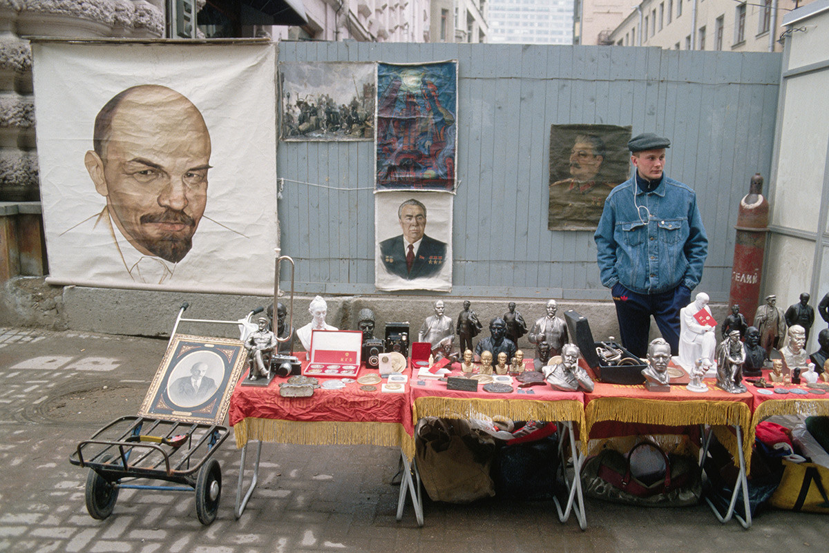 モスクワの通りで共産党グッズを売る男性