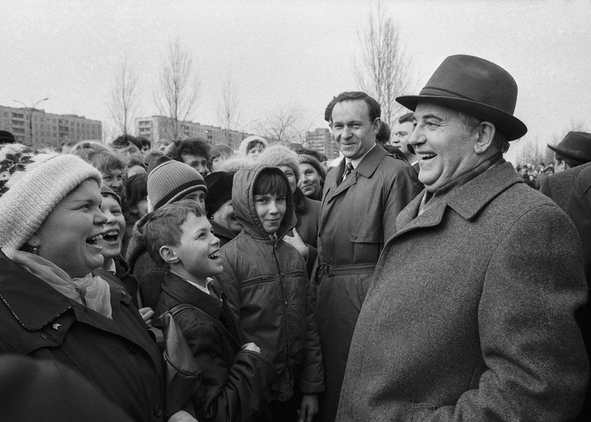 Gorbatschow mit den Bewohnern der Stadt Kuibyschew (heute Togliatti) am  7. April 1986.
