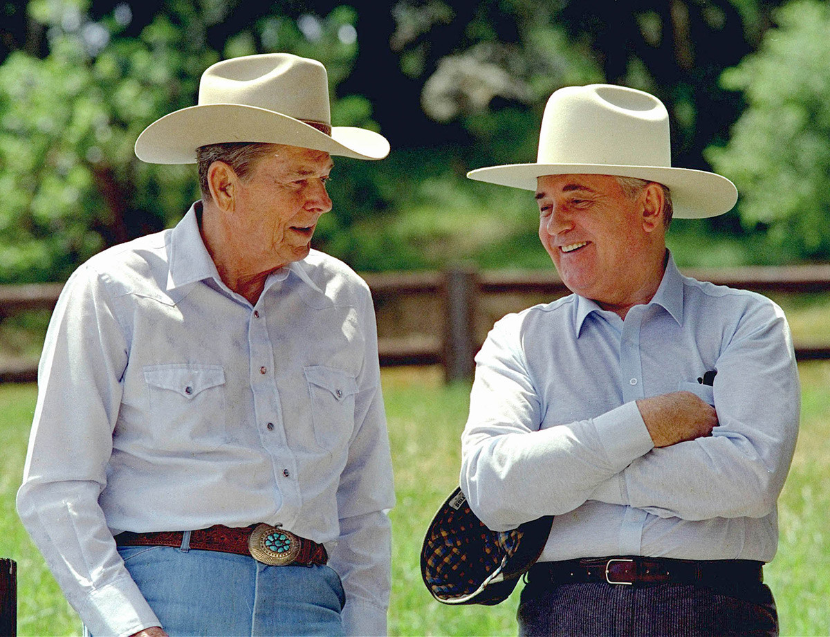 Der ehemalige US-Präsident Ronald Reagan (links) und der ehemalige sowjetische Präsident Michail Gorbatschow beim Besuch von Reagans Ranch del Cielo nördlich von Santa Barbara, Kalifornien, am 2. Mai 1992 
