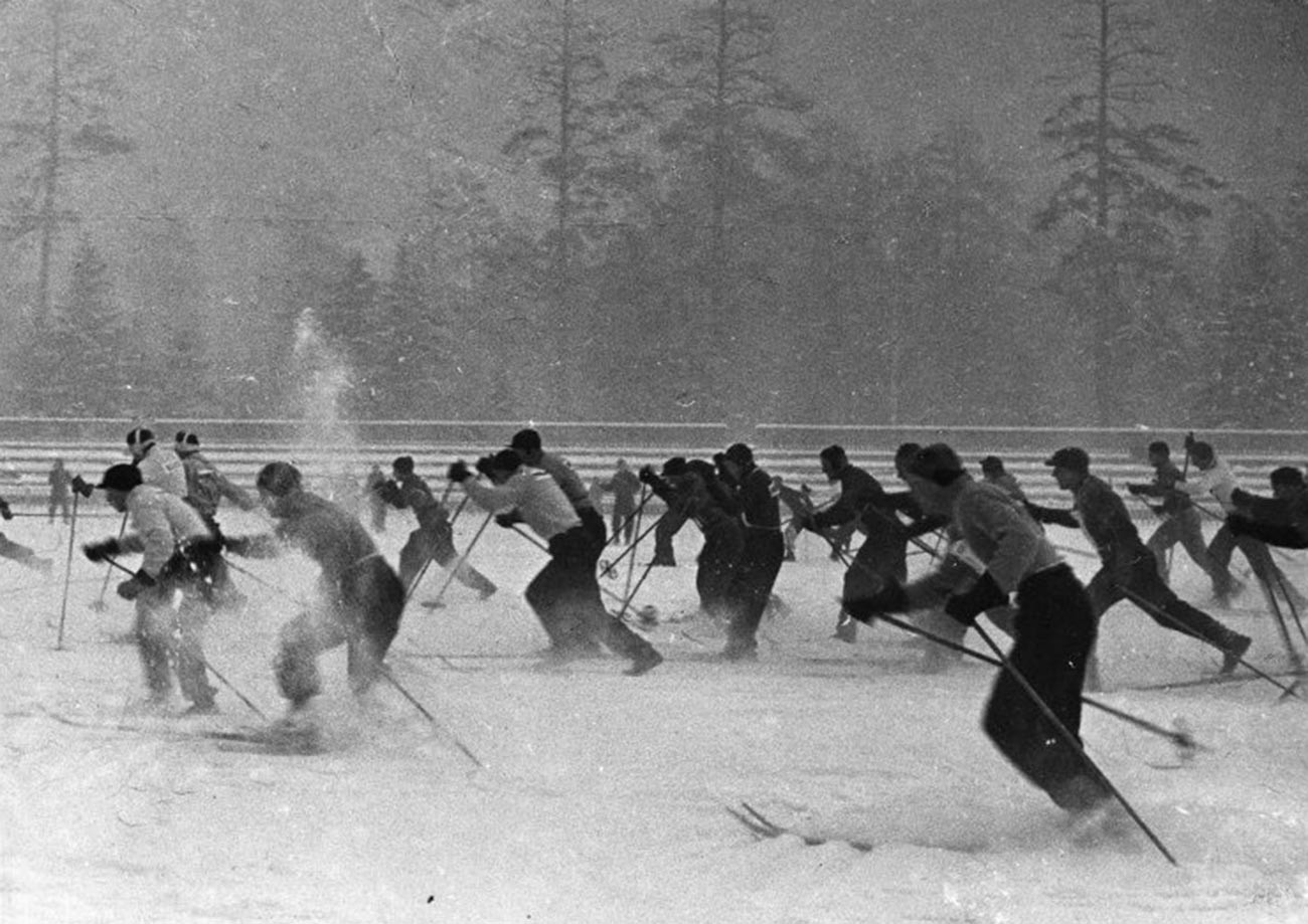 Des skieurs soviétiques à Sokolniki 
