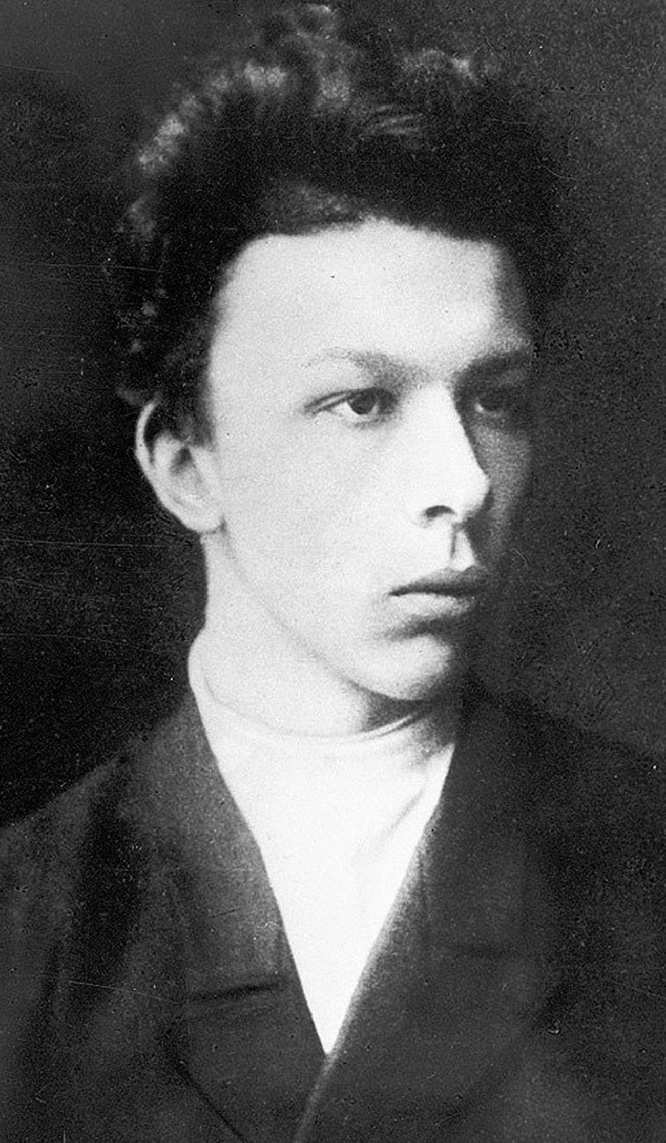 Aleksandr Uliánov (1866-1887), irmão mais velho de Lênin.

