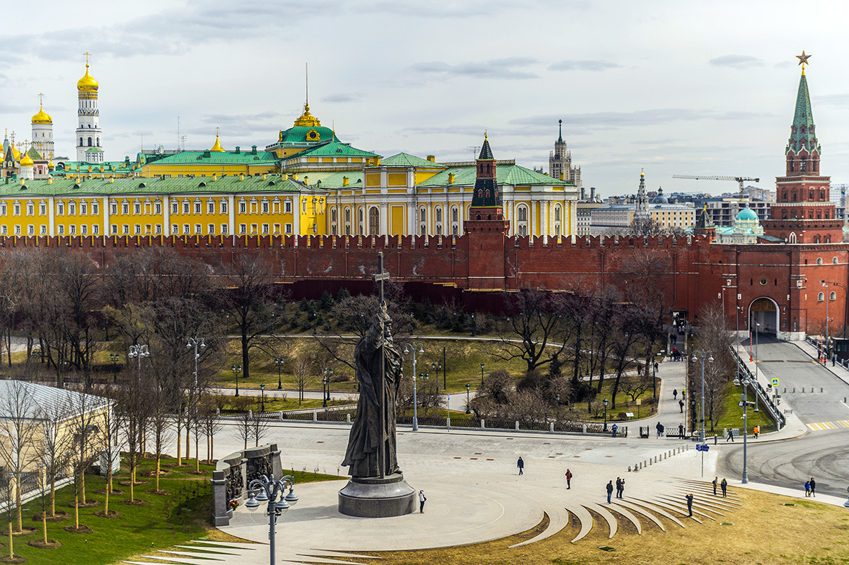 Vista del monumento al príncipe santo Vladímir en la plaza Borovítskaia y el Kremlin de Moscú, 2017

