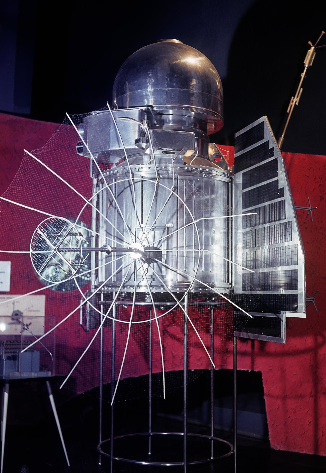 Модел аутоматске међупланетарне станице „Венера 1“, послате на Венеру 12. фебруара 1961. године. Изложба достигнућа народне привреде СССР-а у Москви.