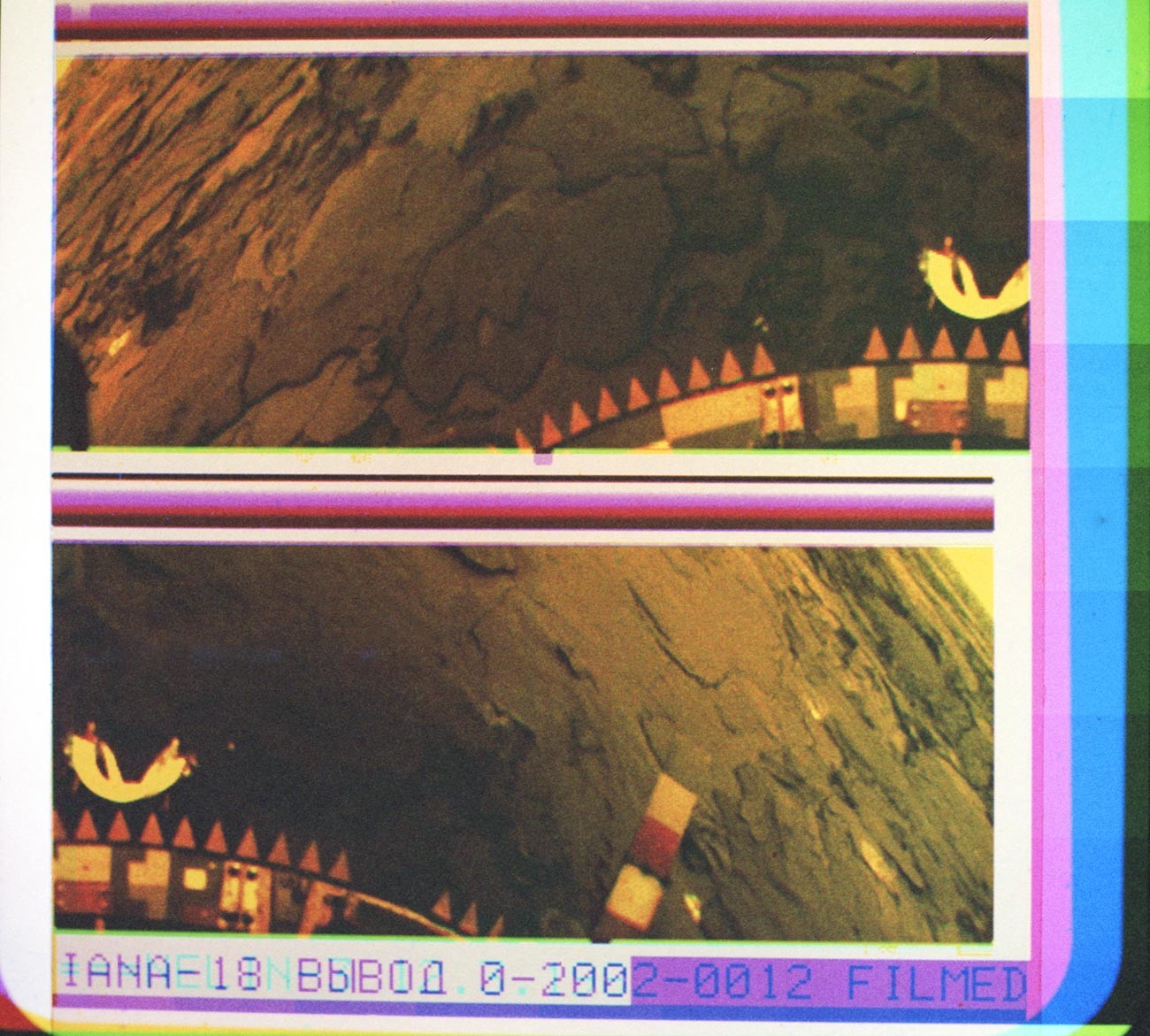 Панорамска колор фотографија површине Венере, послата са сонде „Венера 14“. Добијена је синтезом три снимка емитована кроз колор филтере. Обрада фотографије: Центар за далеку космичку везу и Институт за проблеме емитовања података Академије наука СССР-а. Виде се елементи конструкције сонде.