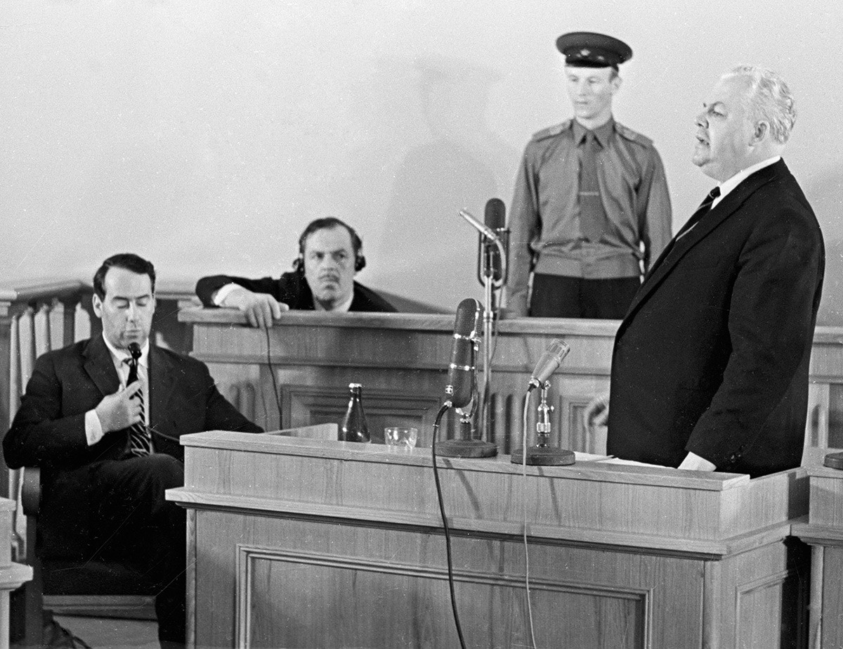 Le procès des espions anglo-américains Oleg Penkovski et Greville Wynne (deuxième à gauche)