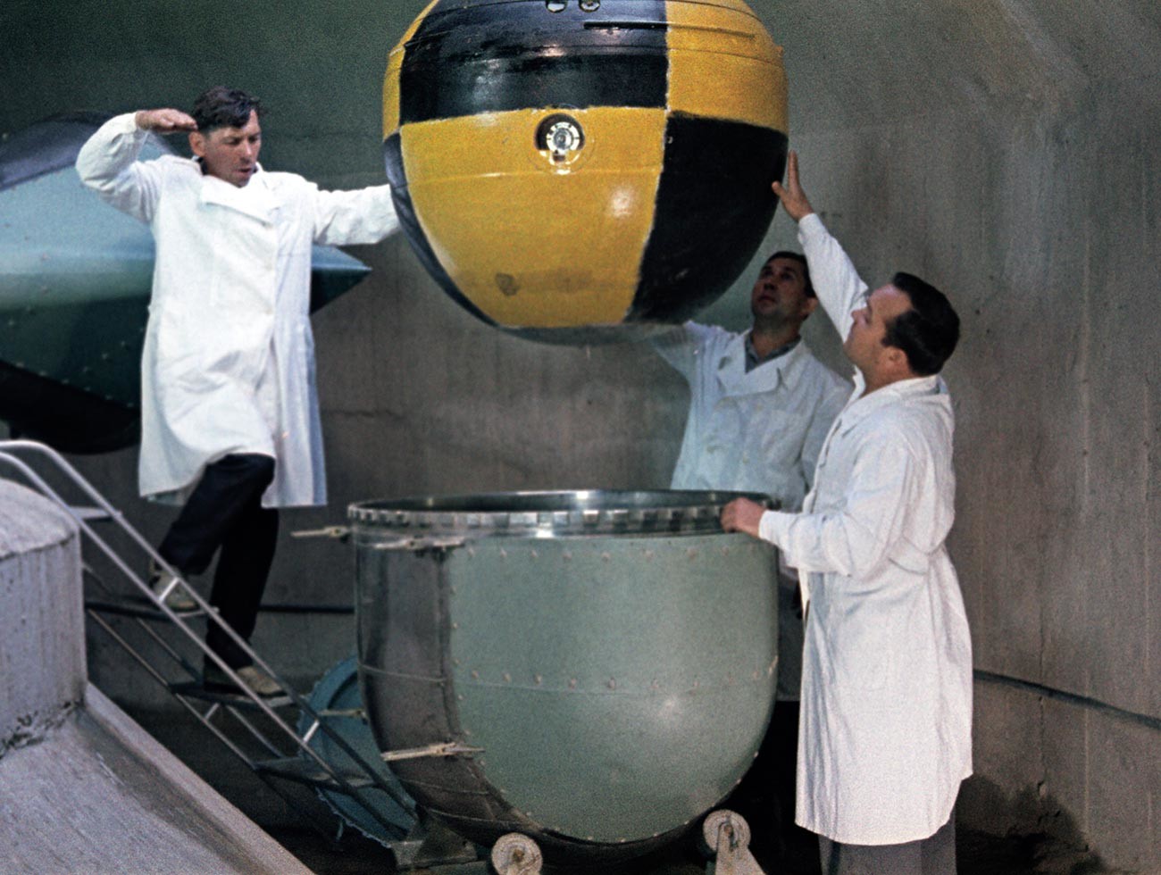 Исследователи во время подготовки к испытанию в центрифуге  межпланетной станции 