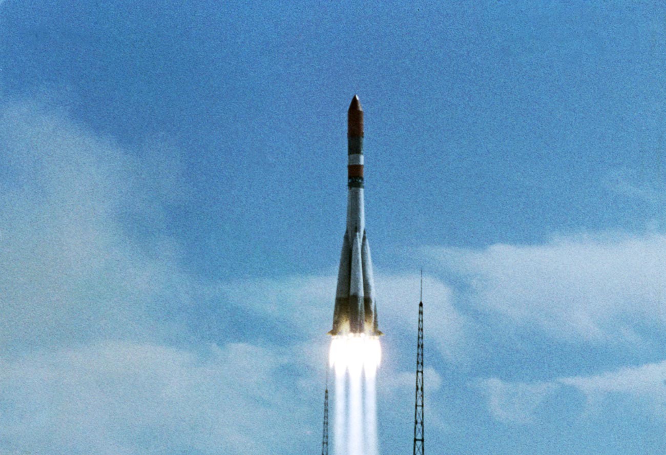 Старт ракеты-носителя с автоматической межпланетной станцией 