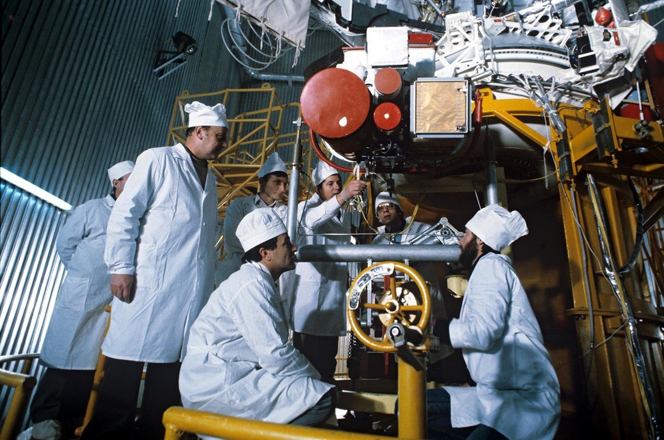 Меѓународен проект „Вега“ во чии рамки беше предвиден лет на две советски атомски станици на Венера и на Халеевата комета. Завршна фаза.
