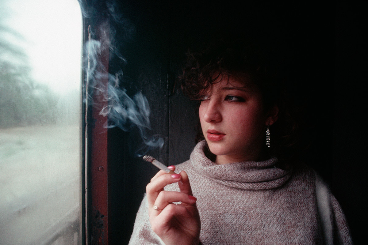 Jeune femme fumant dans un train