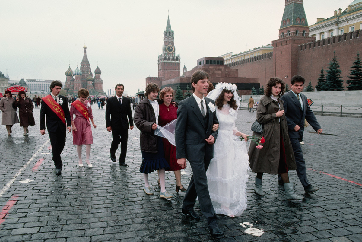 Selon la tradition soviétique, une fête de mariage à Moscou impliquait une séance photo sur la place Rouge.