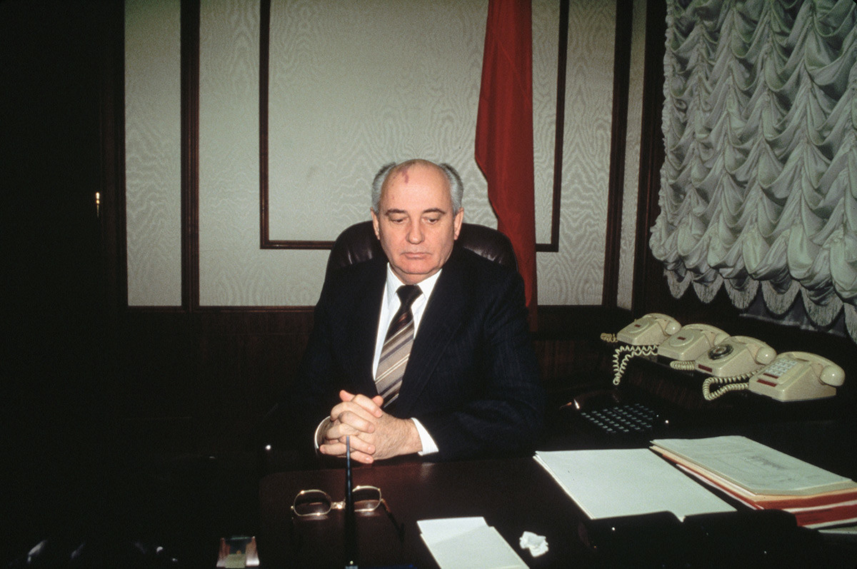 Mikhaïl Gorbatchev assis à son bureau peu avant la dissolution de l'Union soviétique