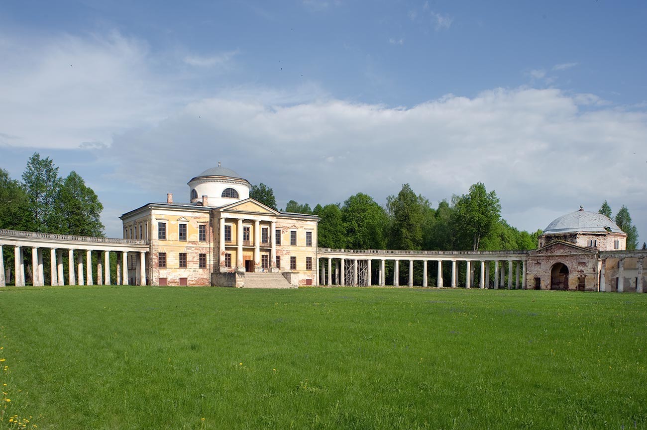 Znamenskoye-Rayok. Mansion. West front with attached colonnade, & southeast pavilion. May 14, 2010
