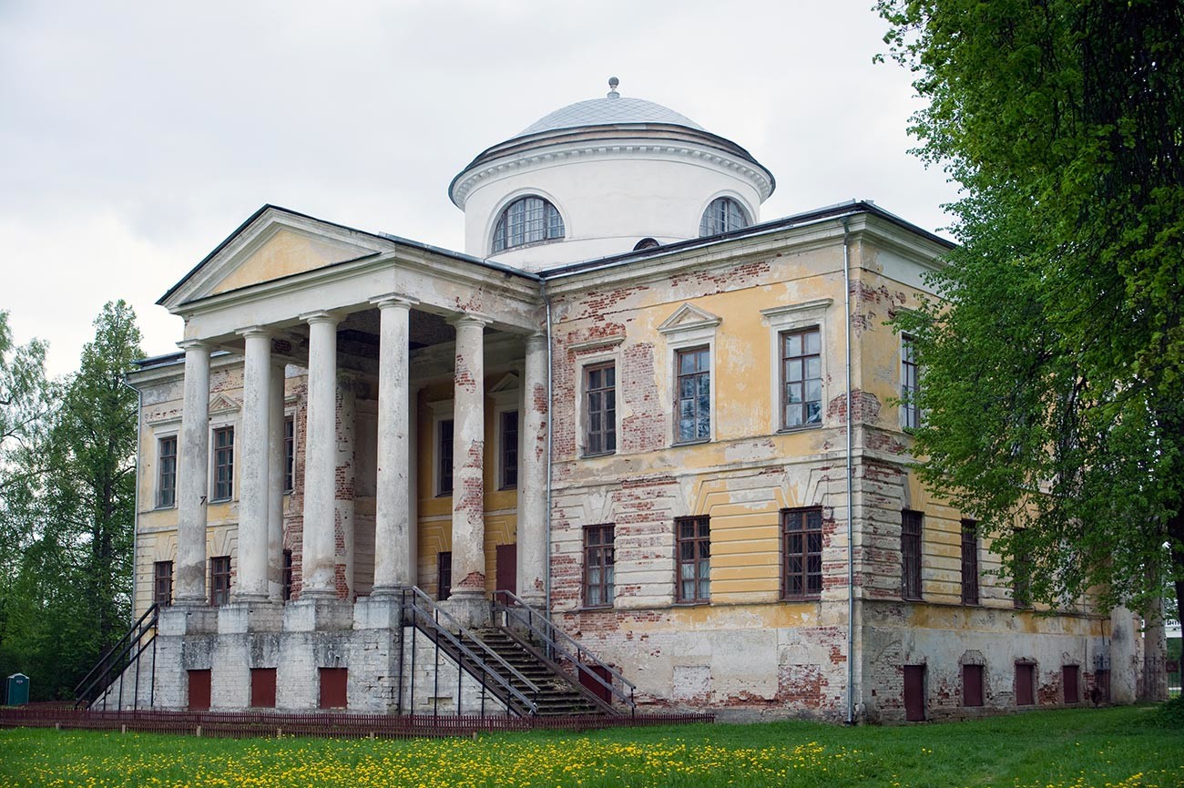 Znamenskoye-Rayok. Mansion, east facade. May 14, 2010.