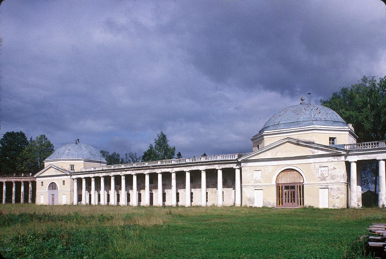 Znamenskoye-Rayok. Colonnade, north range with pavilions. August 13, 1995.